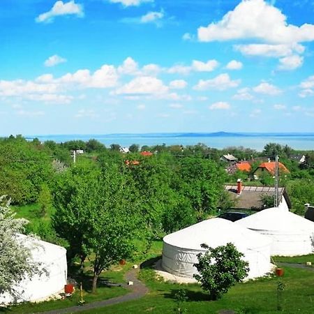 Jurta Hotel Balatongyoeroek Экстерьер фото