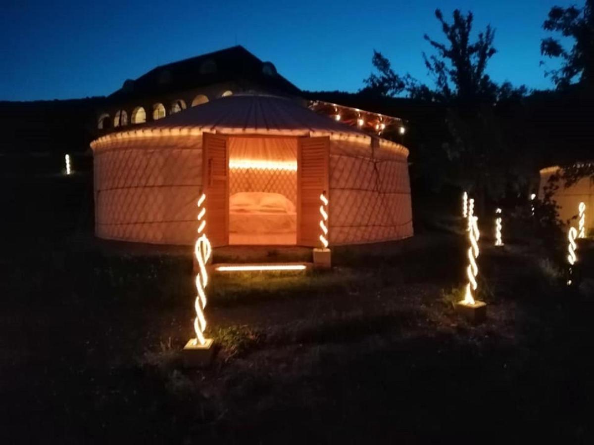 Jurta Hotel Balatongyoeroek Экстерьер фото