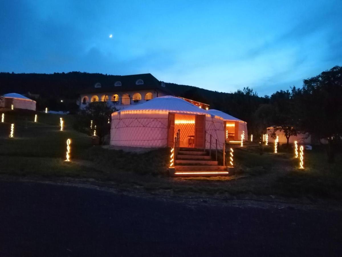 Jurta Hotel Balatongyoeroek Экстерьер фото