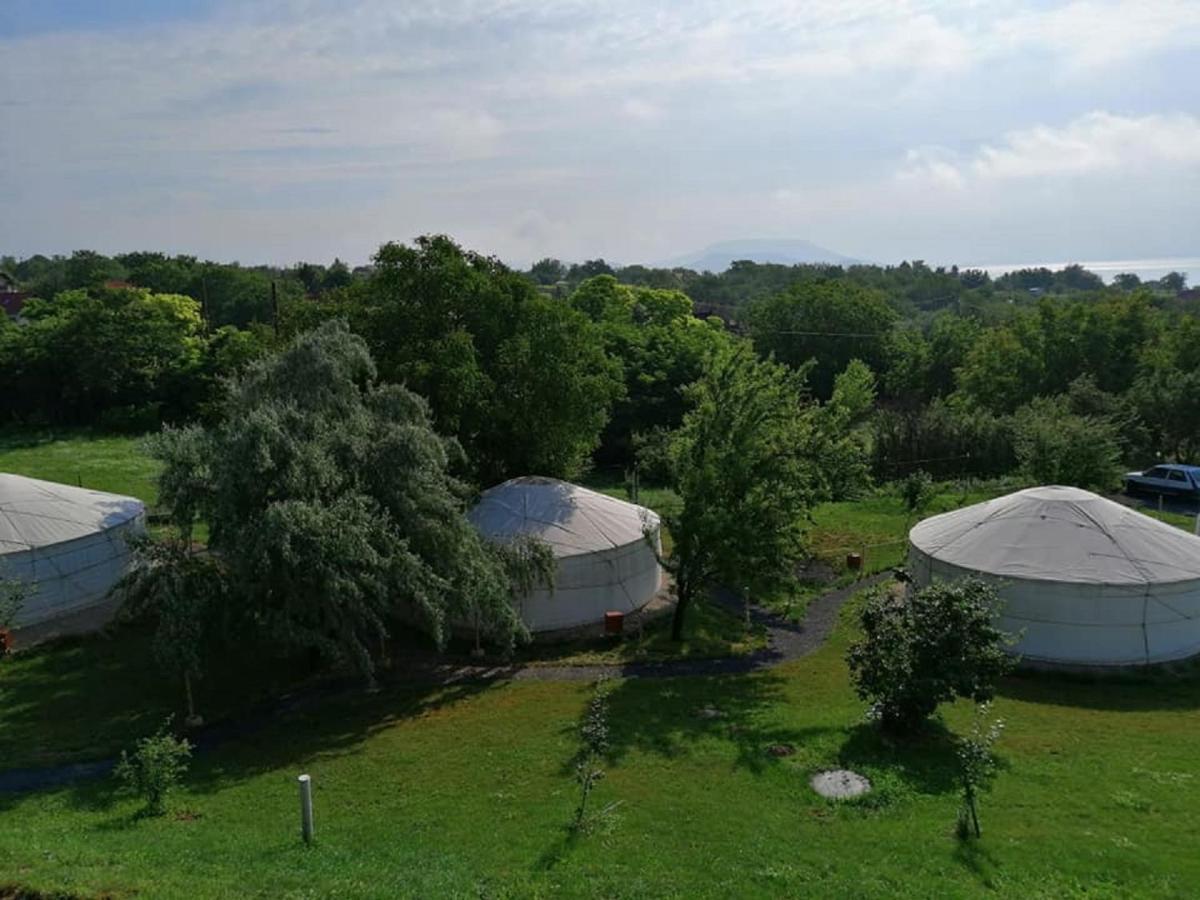 Jurta Hotel Balatongyoeroek Экстерьер фото