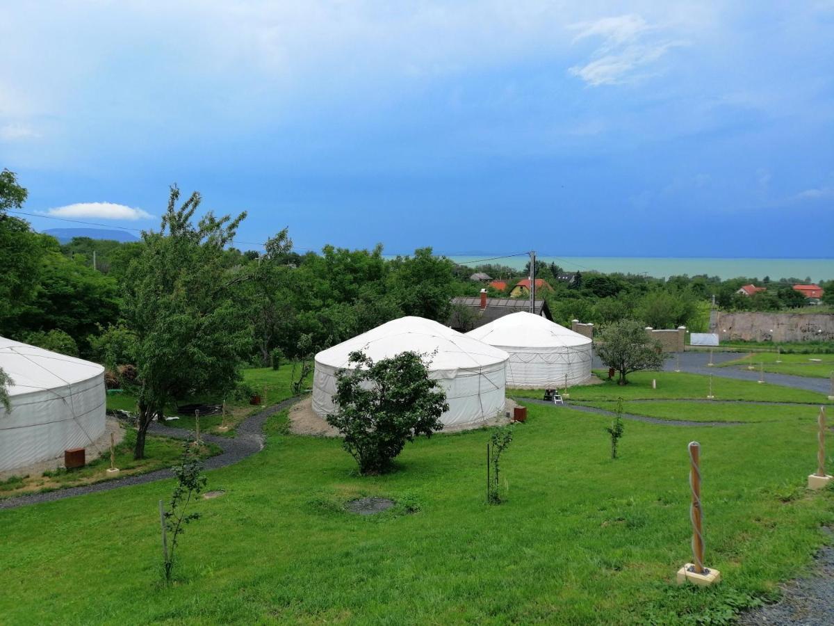 Jurta Hotel Balatongyoeroek Экстерьер фото