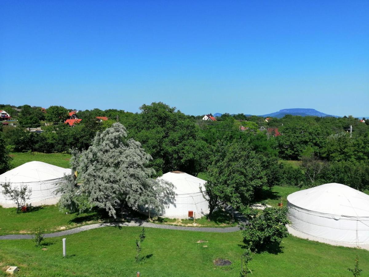 Jurta Hotel Balatongyoeroek Экстерьер фото