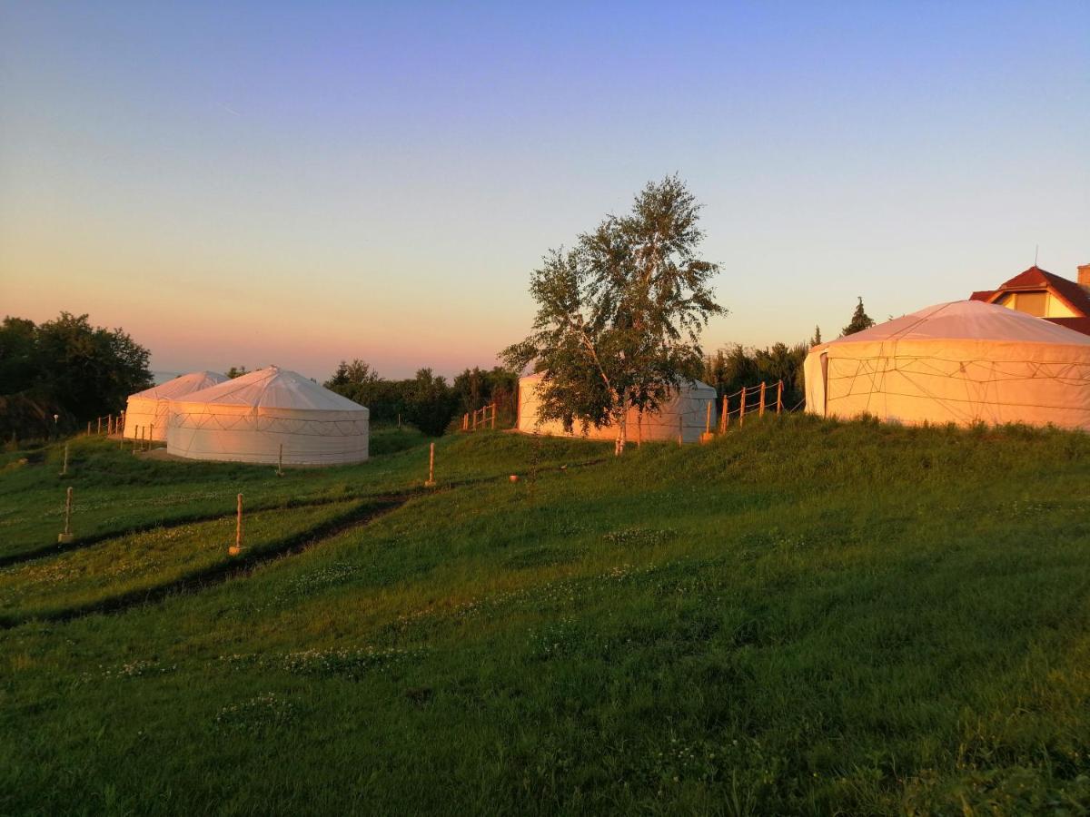 Jurta Hotel Balatongyoeroek Экстерьер фото
