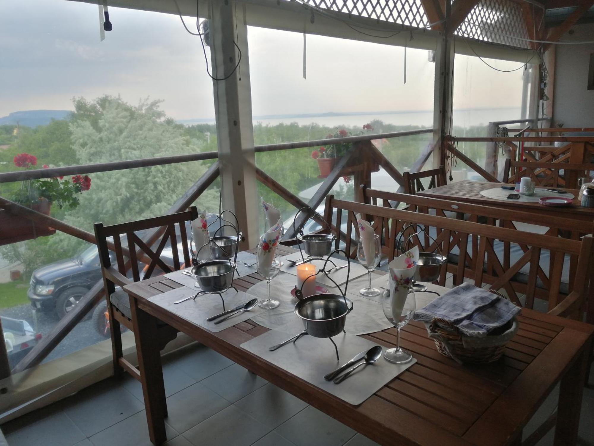 Jurta Hotel Balatongyoeroek Экстерьер фото