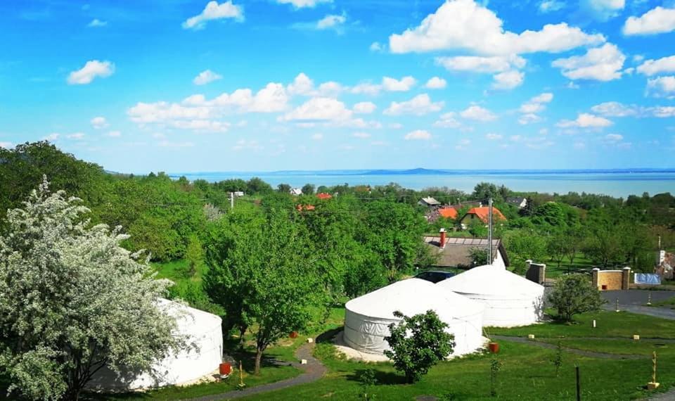 Jurta Hotel Balatongyoeroek Экстерьер фото