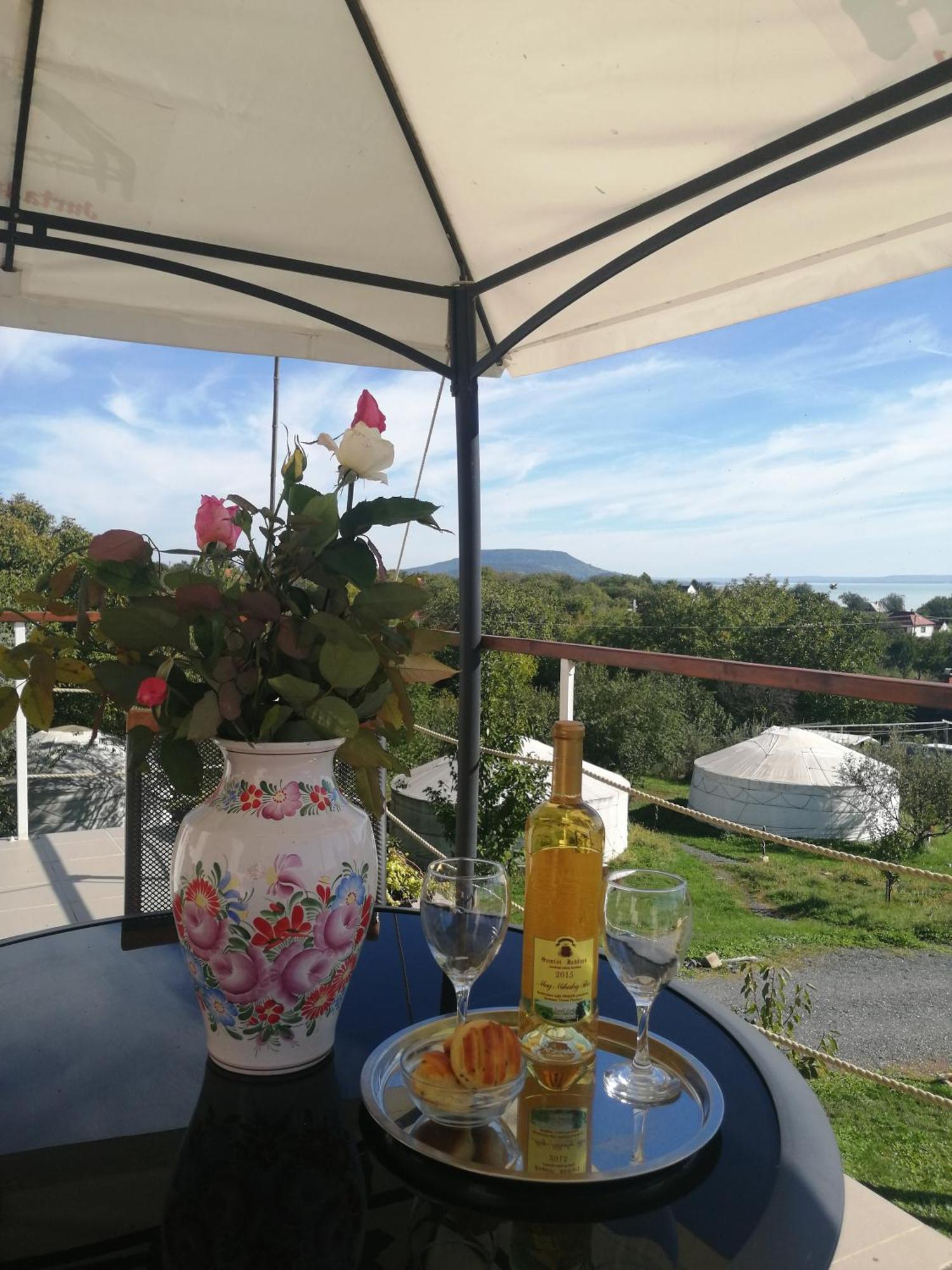 Jurta Hotel Balatongyoeroek Экстерьер фото