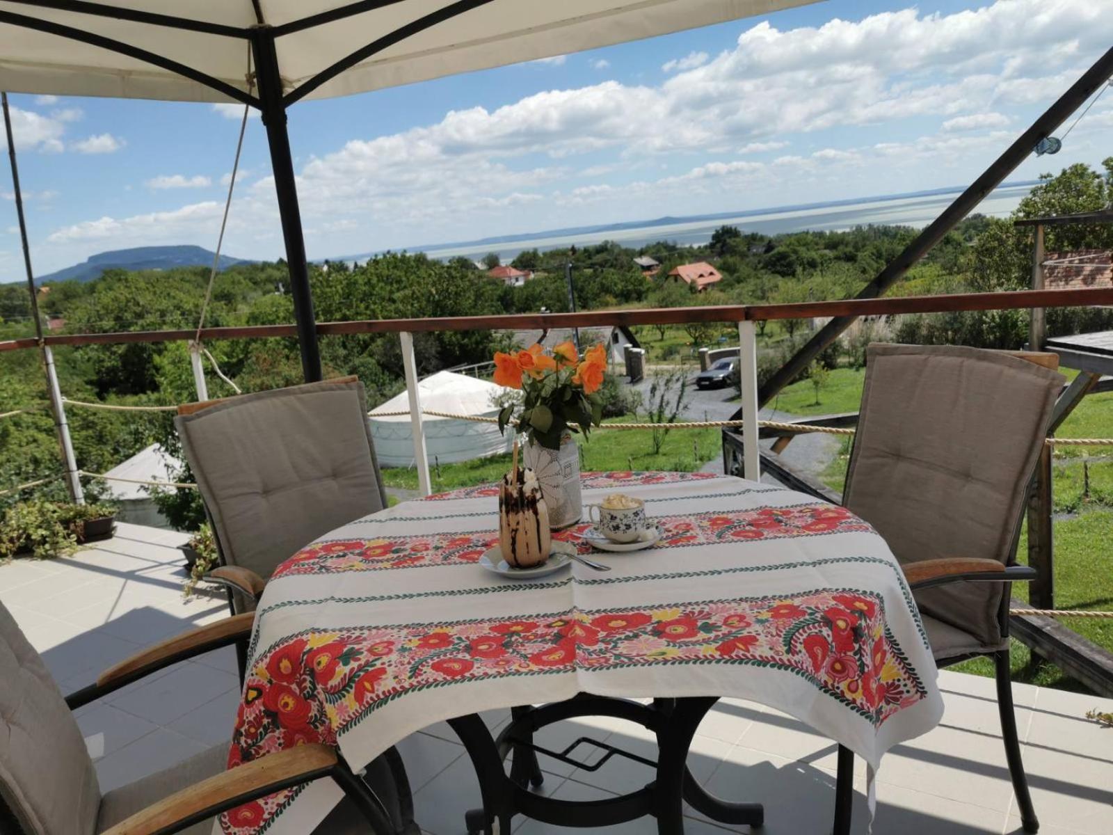Jurta Hotel Balatongyoeroek Экстерьер фото