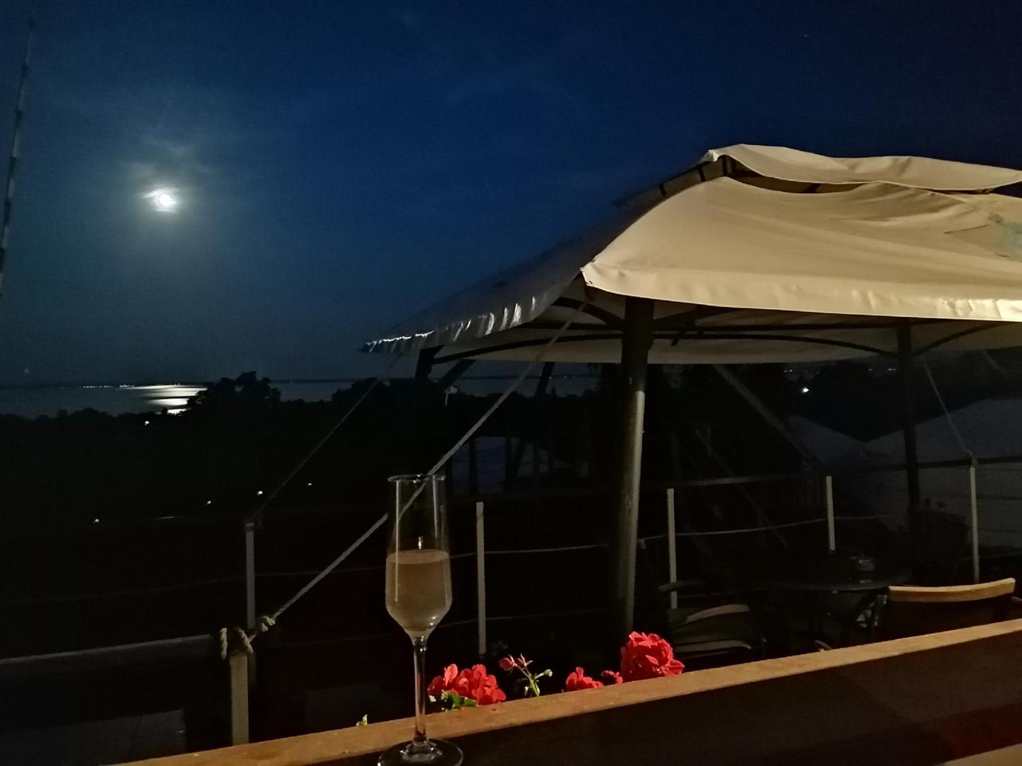 Jurta Hotel Balatongyoeroek Экстерьер фото