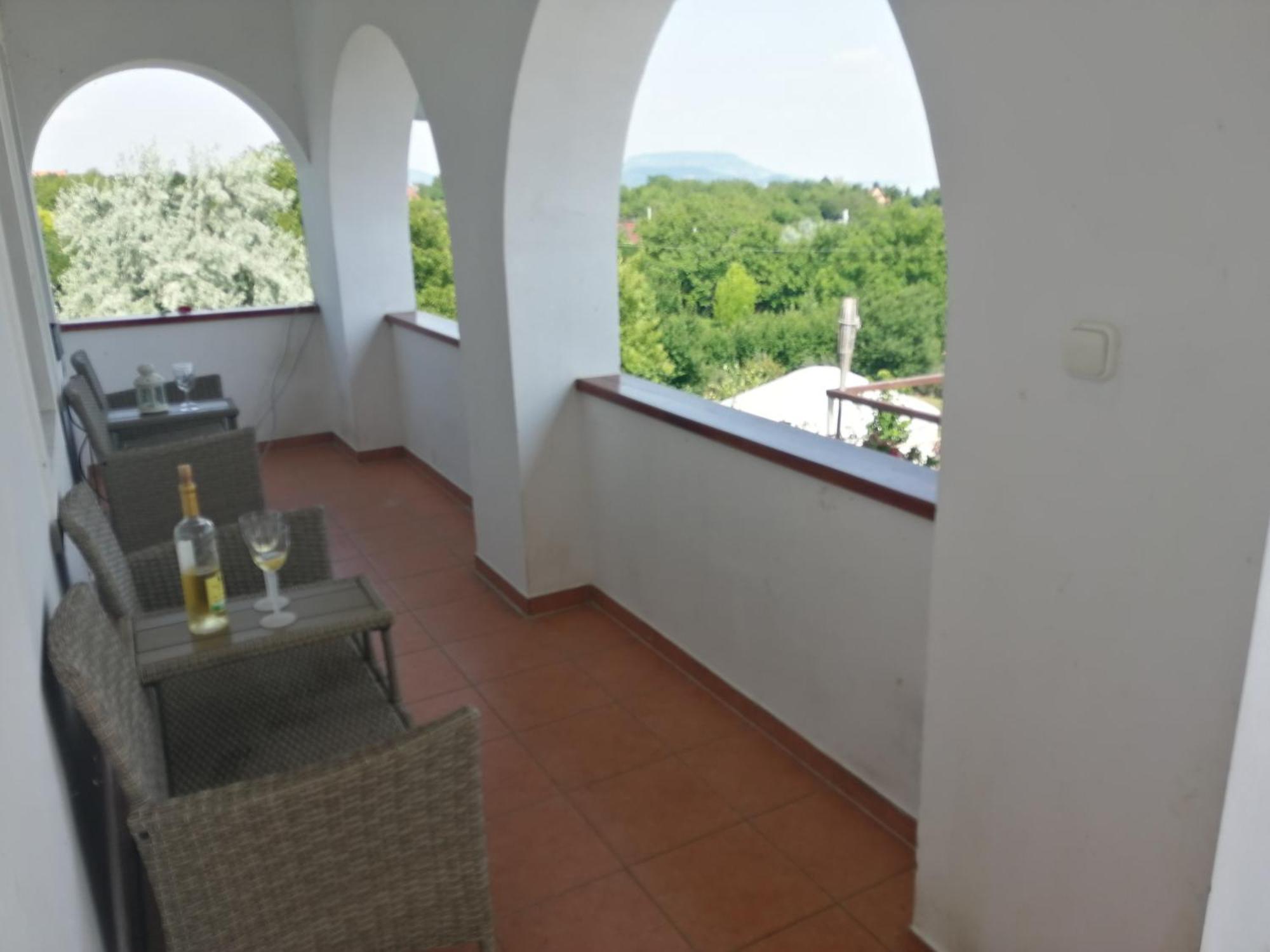 Jurta Hotel Balatongyoeroek Экстерьер фото