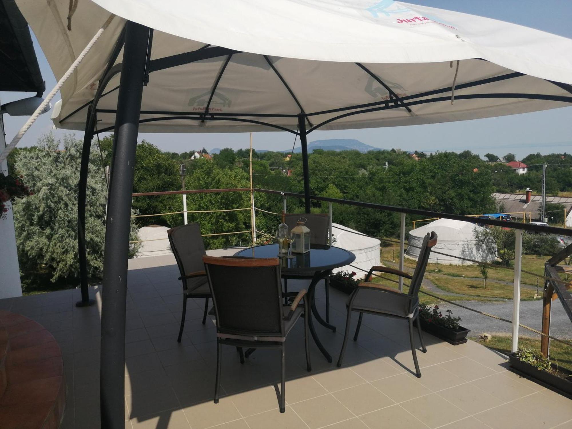 Jurta Hotel Balatongyoeroek Экстерьер фото