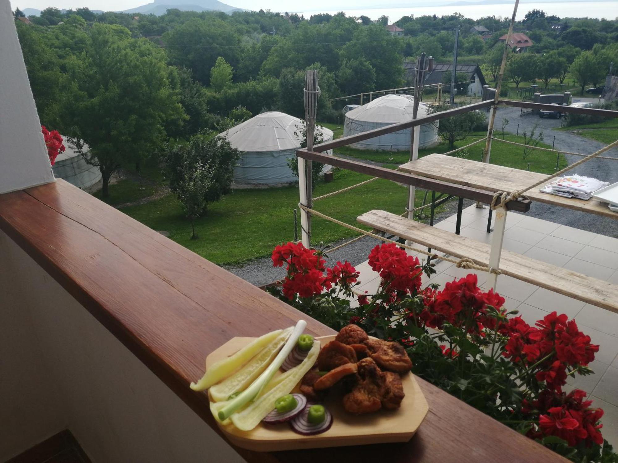 Jurta Hotel Balatongyoeroek Экстерьер фото