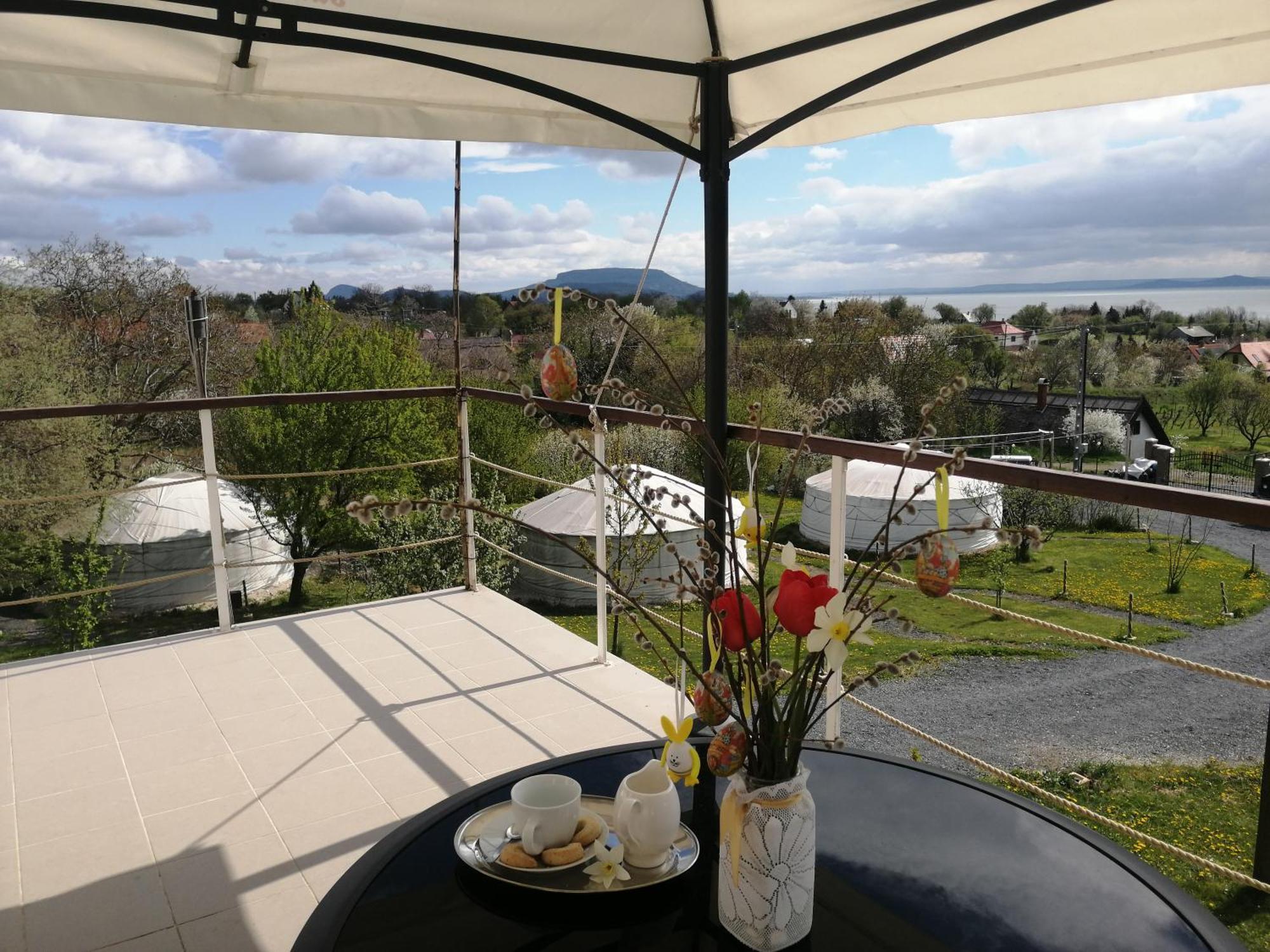 Jurta Hotel Balatongyoeroek Экстерьер фото