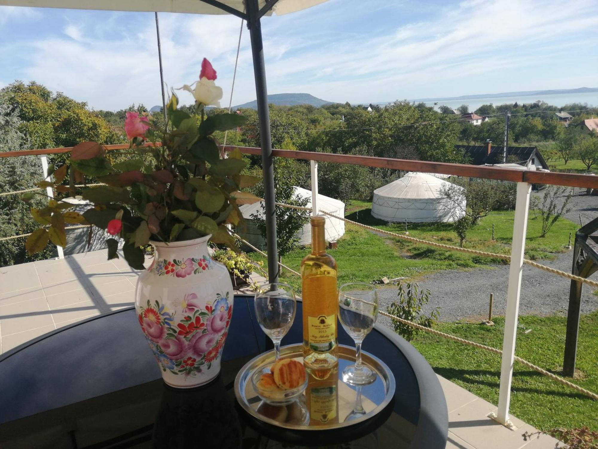 Jurta Hotel Balatongyoeroek Экстерьер фото