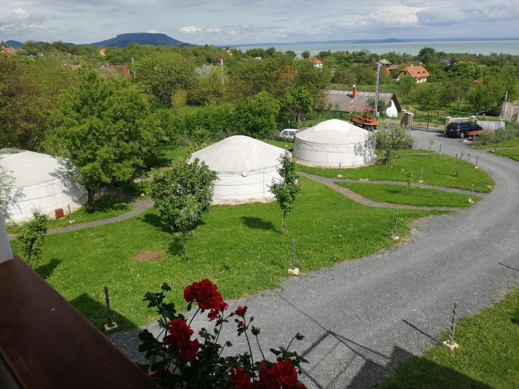 Jurta Hotel Balatongyoeroek Экстерьер фото