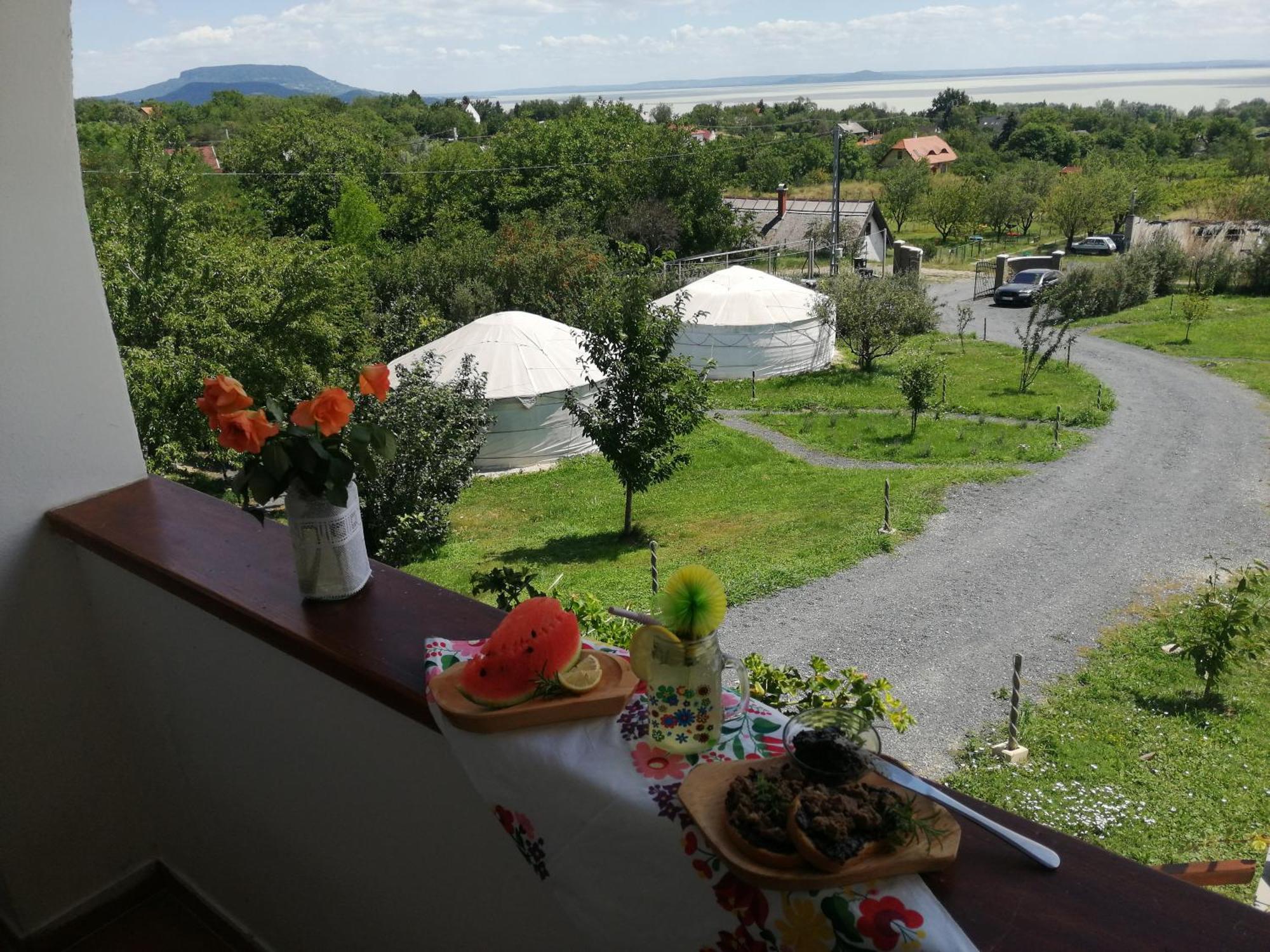 Jurta Hotel Balatongyoeroek Экстерьер фото