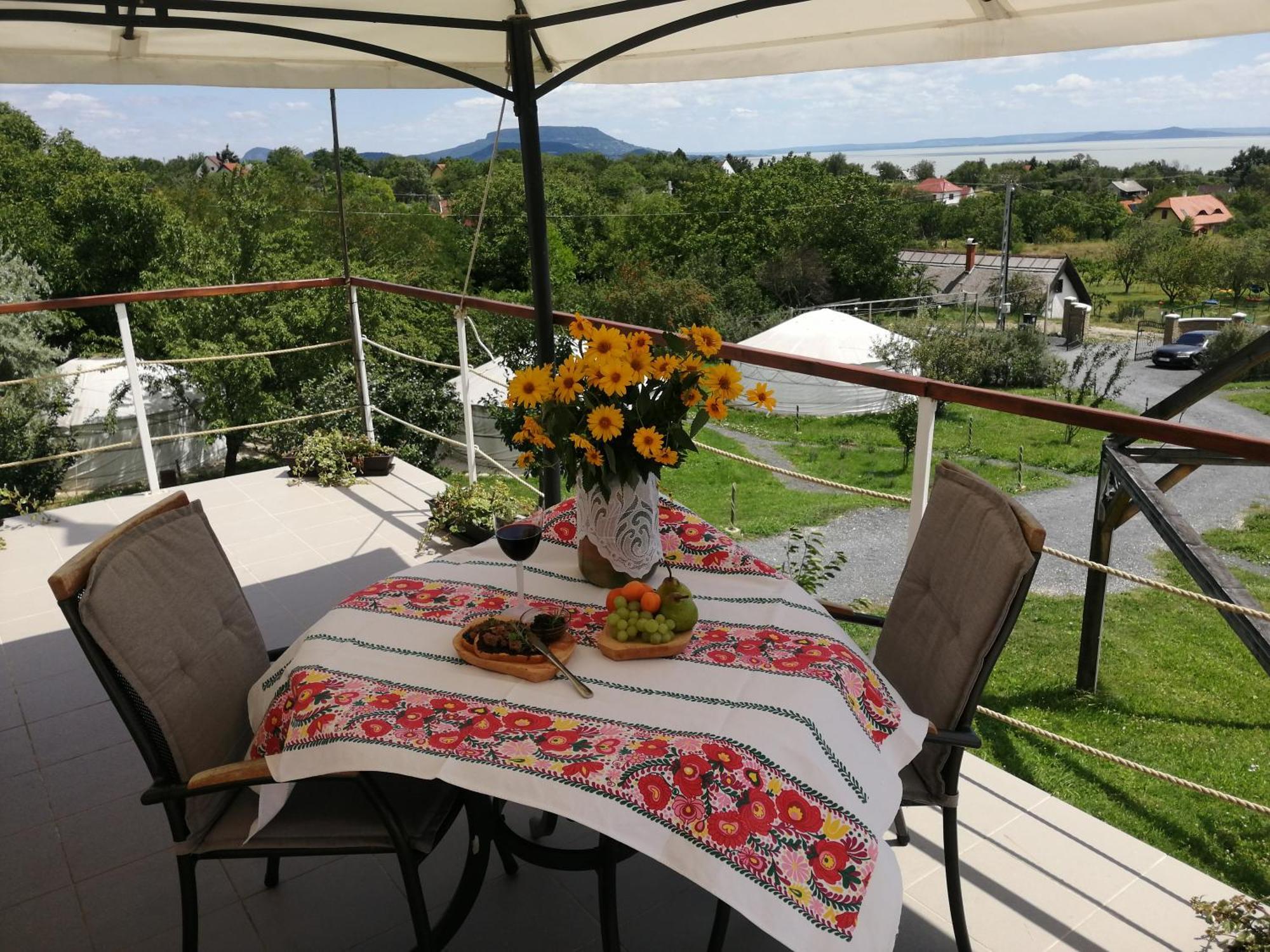 Jurta Hotel Balatongyoeroek Экстерьер фото