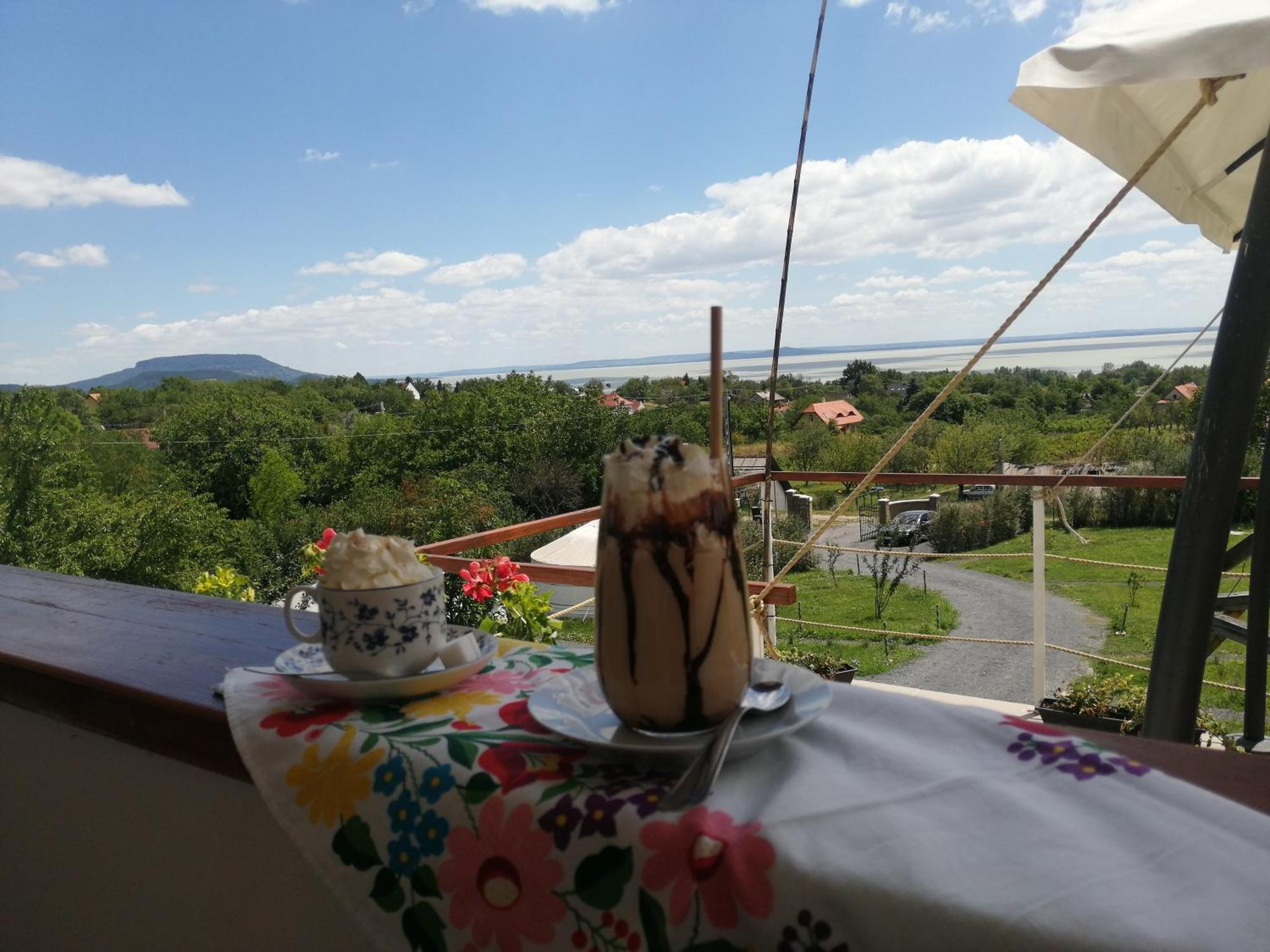 Jurta Hotel Balatongyoeroek Экстерьер фото