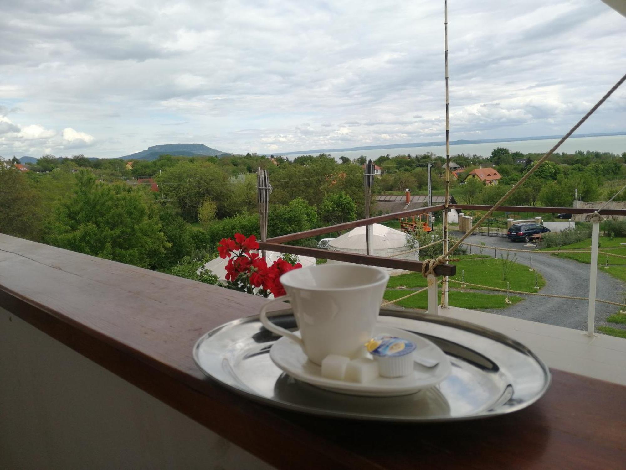Jurta Hotel Balatongyoeroek Экстерьер фото