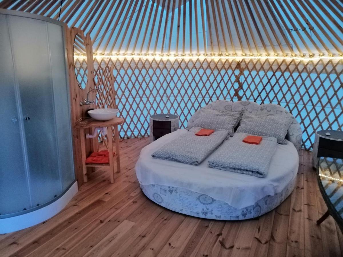 Jurta Hotel Balatongyoeroek Экстерьер фото