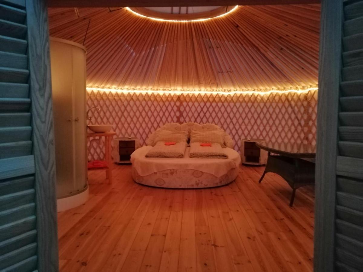 Jurta Hotel Balatongyoeroek Экстерьер фото