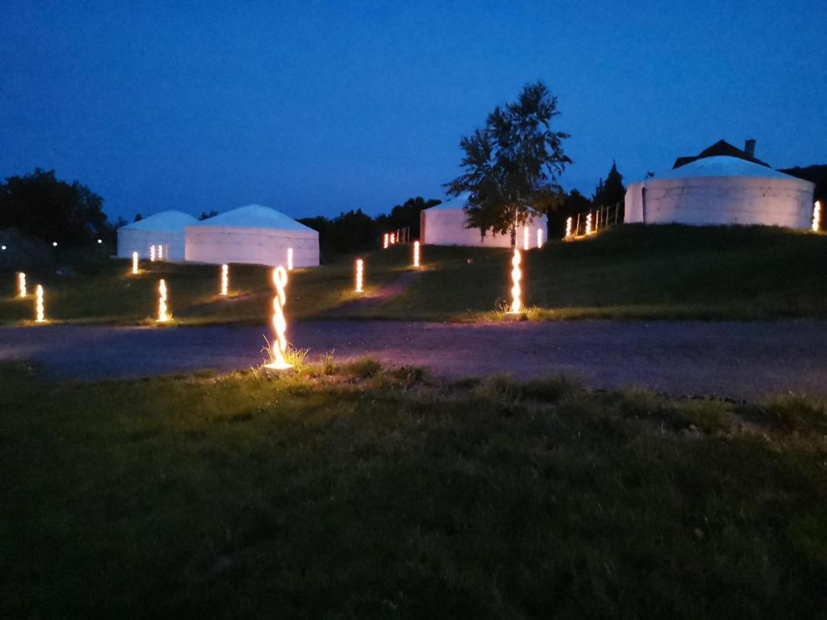 Jurta Hotel Balatongyoeroek Экстерьер фото